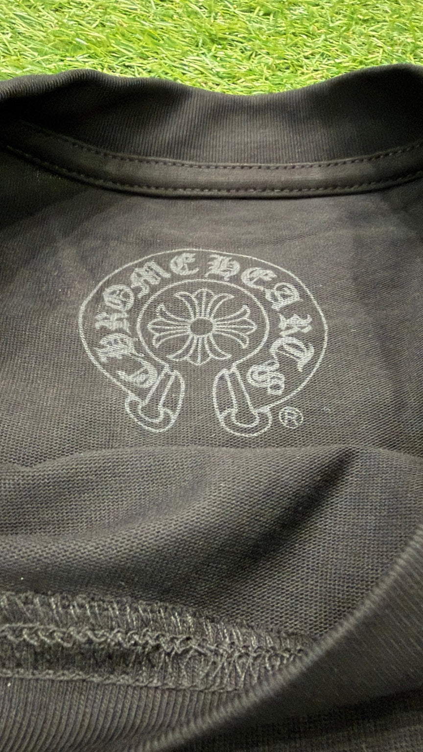 Printed horseshoe detail inside neckline